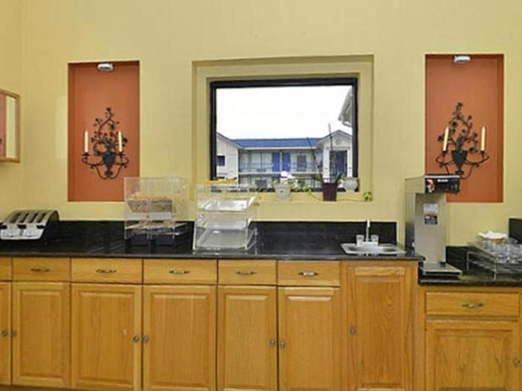 Americas Best Value Inn Hillsboro Exterior photo